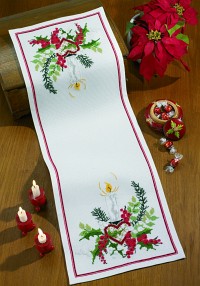 White christmas runner with decoration. Permin 68-1208. 