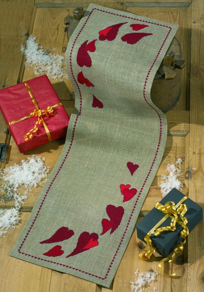 Table runner with red hearts