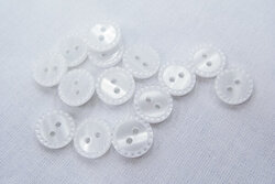 White button with ripped edge 1,2cm