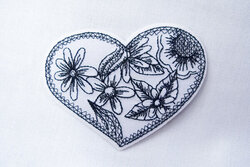Heart patch with flower-embroidery 8 x 6 cm