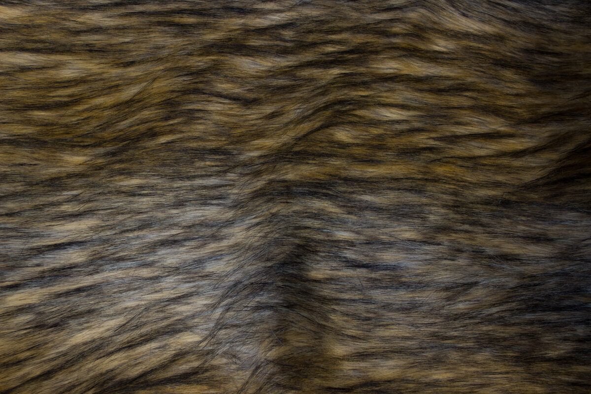 besked handling bringe handlingen Imiteret langhåret luxus pels i lys brune og grå nuancer | FJØLNER