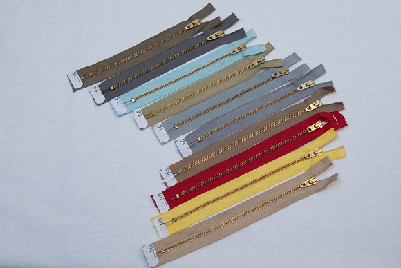 10 assorted colours zippers