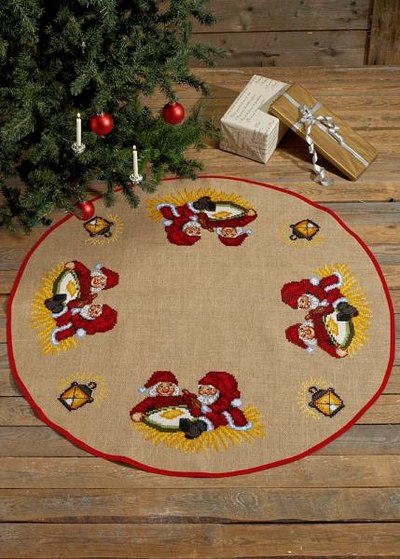Christmas tree skirt with elfs with pourage