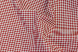 Medium-thickness, winter-red linen and cotton with ca. 5 mm checks