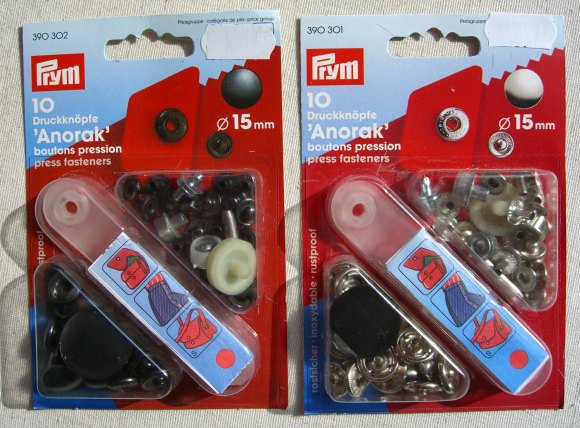 Anorak press fasteners with tool