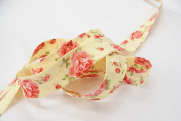 Bias tape, pastel yellow with roses 2 cm