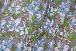 Viscose jersey in light grey with flowers