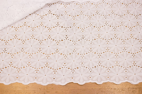 White cotton brodé with ca. 5 cm daisy-pattern