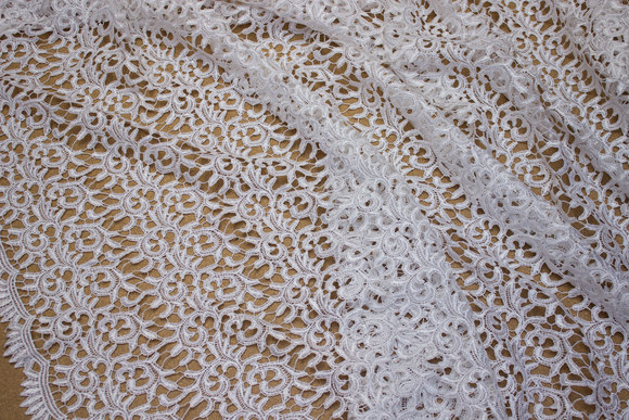 Elegant white spachtel-lace with scallops in both sides