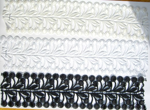 Spachtel lace in white, black, off-white