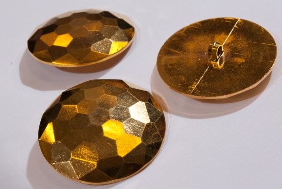 Large golden button 5.5 cm diameter
